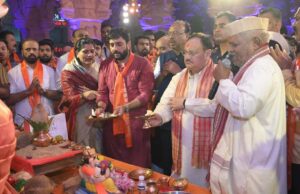 मा.श्री. जे.पी. नड्डा जी ! यांनी प्रभू श्रीरामांच्या मुर्तीचं पूजन करत गणरायाची आरतीही केली. यावेळी मा. नड्डा जी यांचं श्रीराम मंदिराची प्रतिकृती भेट देत स्वागतपर सन्मान केला.