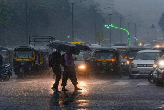 पुढील 24 तासांमध्ये मुंबईत अतिमुसळधार पावसाचा इशारा देण्यात आला आहे; कोकणासाठी ‘रेड अलर्ट’ जारी करण्यात आला आहे.