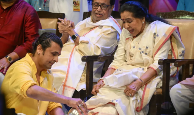 मुंबई : पद्मविभूषण आणि ज्येष्ठ गायिका आशा भोसले यांच्या ‘स्वरस्वामिनी आशा’ पुस्तकाचे गायक सोनू निगम यांच्या उपस्थितीत प्रकाशन