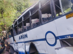 “जम्मू-काश्मीरमध्ये दहशतवाद्यांच्या गोळीबारानंतर बस खड्ड्यात कोसळली; ९ यात्रेकरू ठार.”