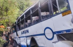 “जम्मू-काश्मीरमध्ये दहशतवाद्यांच्या गोळीबारानंतर बस खड्ड्यात कोसळली; ९ यात्रेकरू ठार.”
