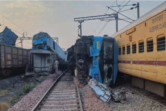 “फतेहगढ साहिब अपघात : सरहिंद रेल्वे स्थानकापासून काही अंतरावर दोन गाड्यांची धडक, आरडाओरडा झाला; दोन लोको पायलट जखमी.”