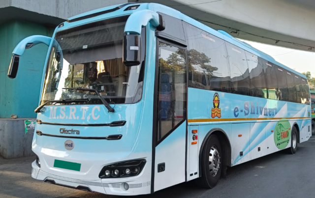 “मुंबई-पुणे द्रुतगती महामार्गावर ई-शिवनेरी FASTag गडबडीमुळे खालापूर टोल नाक्यावर प्रवासी अडकले.”