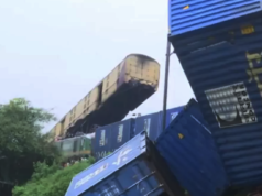 “दार्जिलिंग ट्रेन अपघात: रेल्वेने हेल्पलाइन नंबर जारी केले, मालगाडीने मागून धडक दिली; एकमेकांच्या वर चढल्या बोगी.”