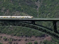 “रेल्वेने जम्मू आणि काश्मीरमध्ये जगातील सर्वात उंच कमानी रेल्वे पुलावर चाचणी धाव केली.”