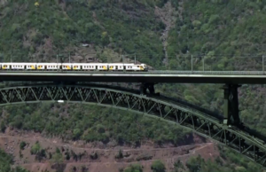 “रेल्वेने जम्मू आणि काश्मीरमध्ये जगातील सर्वात उंच कमानी रेल्वे पुलावर चाचणी धाव केली.”