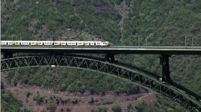 “रेल्वेने जम्मू आणि काश्मीरमध्ये जगातील सर्वात उंच कमानी रेल्वे पुलावर चाचणी धाव केली.”