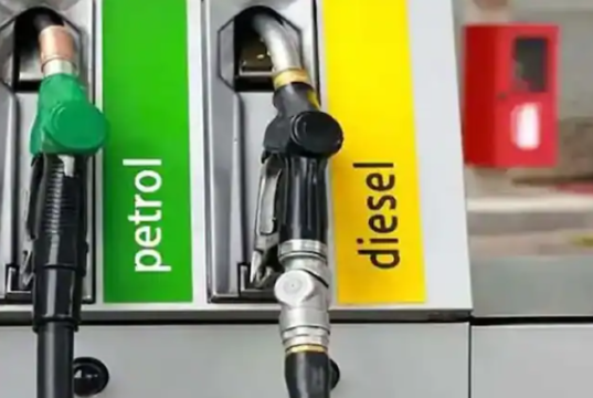 पेट्रोल डिझेल किंमत: सरकारने सामान्य लोकांना दिले गिफ्ट! कमी केले पेट्रोल डिझेलचे दर