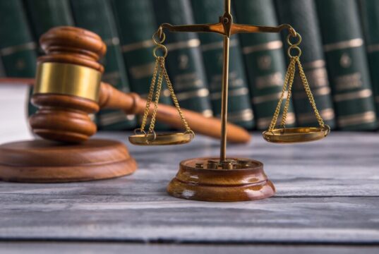 पुणे: “लाचखोरी प्रकरणात न्यायाधीश आणि सीबीआय अधिकाऱ्यांना हाताळण्यासाठी 27 लाख रुपये स्वीकारल्याप्रकरणी वकील आणि लिपिकाला 5 वर्षे तुरुंगवास.”