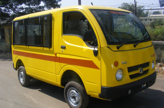 पुणे आरटीओने शालेय वाहतुकीच्या नियमभंगावर कठोर कारवाई केली आहे, ज्यामध्ये २०० वाहनांना दंड ठोठावण्यात आला आहे.