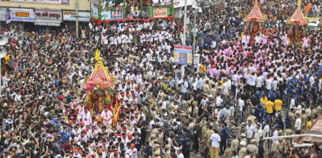 “ओडिशातील पुरीच्या जगन्नाथ मंदिरात भगवान बलभद्राची मूर्ती सेवकांवर पडल्याने डझनभर जखमी”