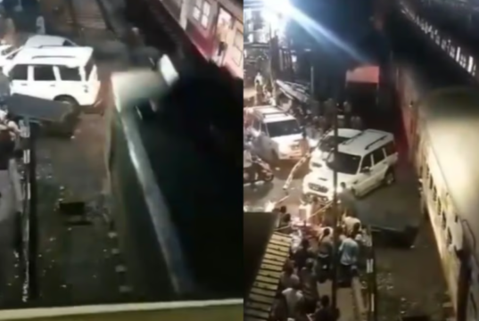 बंगालमध्ये मानवयुक्त रेल्वे क्रॉसिंगवर कारची एक्सप्रेस ट्रेनला धडक, कोणतीही जखमी नाही