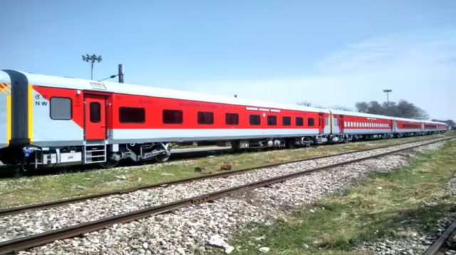 “पुण्याहून निघणाऱ्या सहा गाड्यांमध्ये आता आधुनिक ‘एलएचबी’ कोचेस”