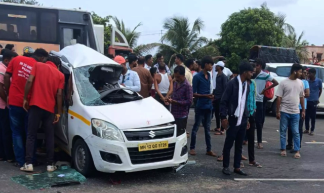 पुणे-सोलापूर राष्ट्रीय महामार्गावर शुक्रवार संध्याकाळी ५ वाजता शेळके वस्तीजवळ वाखरी गावात कार-बुलकर अपघातात महिलेचा मृत्यू