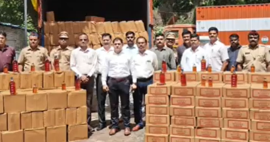 गोंव्याच्या विक्रीसाठी दारूची अवैध वाहतूक: पुणे-सातारा महामार्गावर 1.5 कोटींचे दारू व वाहन जप्त