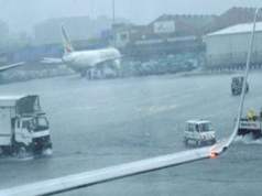 मुंबई पाऊस: विमानसेवा विस्कळीत झाल्यामुळे एअर इंडियाकडून प्रवाशांना संपूर्ण तिकीट परतावा