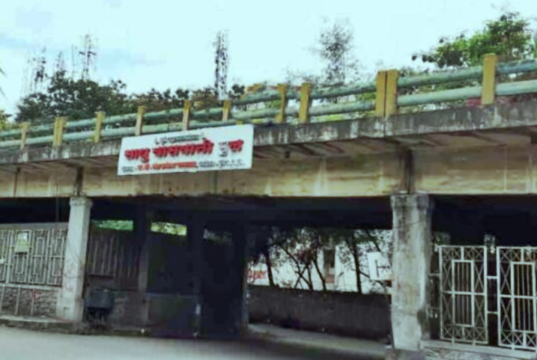 पुणे: साधू वासवानी पुलाचे पाडकाम सुरू, नव्या पुलामुळे वाहतूक समस्या सुटणार.