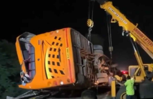 महाराष्ट्रात एक गंभीर अपघात घडला असून, भक्तांना घेऊन जाणारी बस ट्रॅक्टरला धडकून खड्ड्यात कोसळली आहे. या दुर्घटनेत पाच जणांचा मृत्यू झाला आहे.