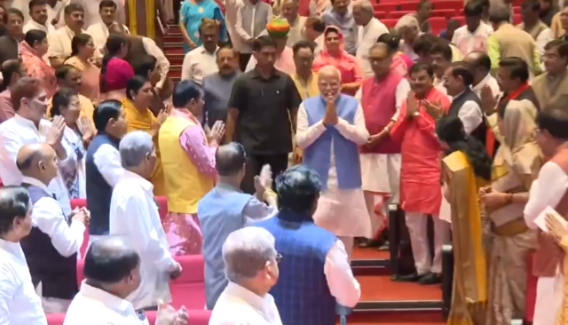 दिल्लीतील NDA संसदीय पक्षाच्या बैठकीत पंतप्रधान नरेंद्र मोदींचे NDA नेत्यांकडून जोरदार स्वागत; महत्त्वाच्या मुद्द्यांवर आणि रणनीतीवर चर्चा