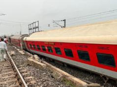 झारखंडमध्ये मोठा रेल्वे अपघात, मालगाडीला धडकली हावडा-मुंबई मेल, 20 डब्बे रुळावरून घसरले; 2 ठार, अनेक जखमी.