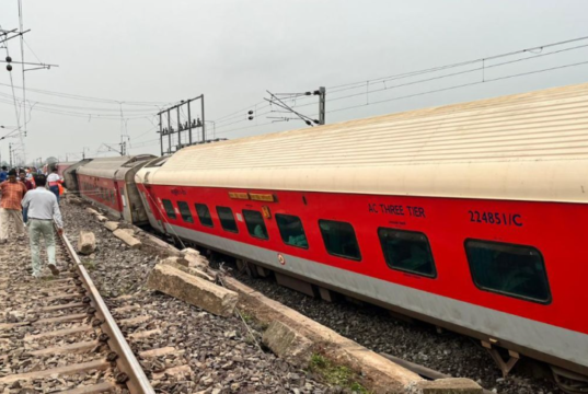 झारखंडमध्ये मोठा रेल्वे अपघात, मालगाडीला धडकली हावडा-मुंबई मेल, 20 डब्बे रुळावरून घसरले; 2 ठार, अनेक जखमी.