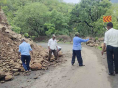 सिंहगड किल्ल्याच्या मार्गावर भूस्खलन: पर्यटकांसाठी वन अधिकाऱ्यांचे सतर्कतेचे आवाहन
