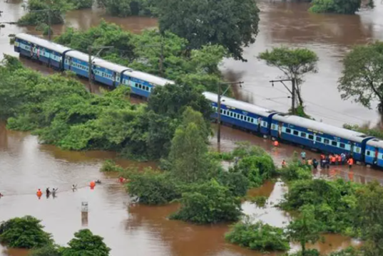 पुणे रेल्वे स्थानकात पावसाचा पाणलोट; प्रवाशांची सामान वाचवण्यासाठी धावपळ.