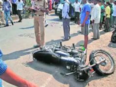 पुणे-बंगळूर महामार्गावर भीषण अपघात; दुचाकीला मागून धडक दिल्यानंतर आग लागून बाईकस्वार होरपळून मृत्यूमुखी.