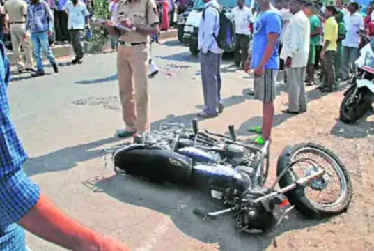 पुणे-बंगळूर महामार्गावर भीषण अपघात; दुचाकीला मागून धडक दिल्यानंतर आग लागून बाईकस्वार होरपळून मृत्यूमुखी.