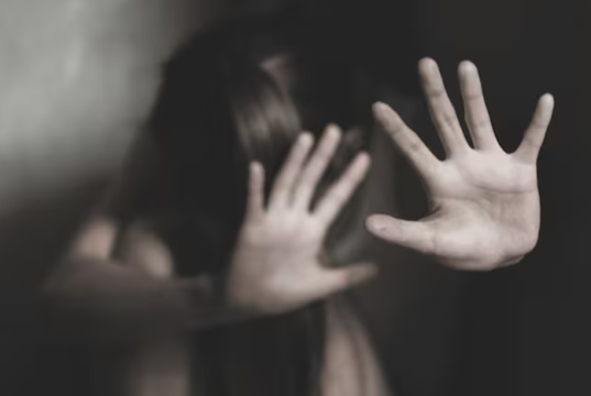 पिंपरी-चिंचवडमध्ये १४ वर्षीय मुलीवर आईच्या प्रियकराकडून अत्याचार; आरोपी अटकेत.