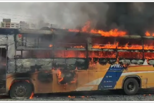 पुणे बस आग बातमी : प्रवाशांनी भरलेल्या धावत्या बसला अचानक लागली आग..! पुणे-सोलापूर महामार्गावर घडली थरारक घटना