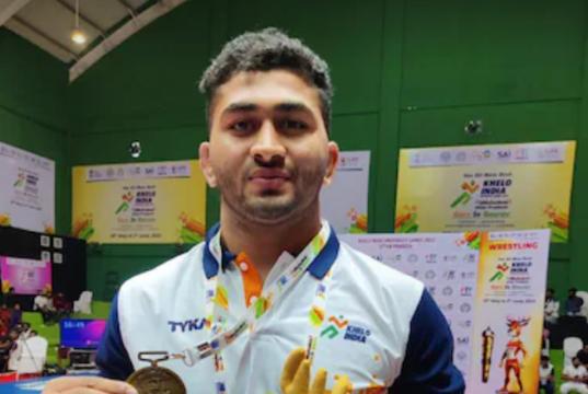 पुणे: राष्ट्रीय स्तरावर महाराष्ट्राचे प्रतिनिधित्व केलेल्या कुस्तीपटू विजय दोइफोडे खड्ड्यामुळे जखमी; खासदार मुरलीधर मोहोळ यांनी घेतली भेट.