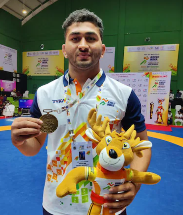 पुणे: राष्ट्रीय स्तरावर महाराष्ट्राचे प्रतिनिधित्व केलेल्या कुस्तीपटू विजय दोइफोडे खड्ड्यामुळे जखमी; खासदार मुरलीधर मोहोळ यांनी घेतली भेट.