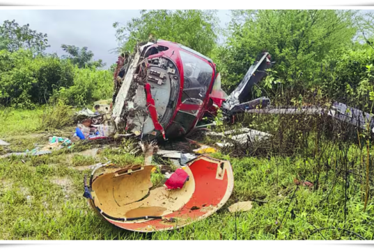 पुण्याजवळ हेलिकॉप्टर अपघात, चारही प्रवासी सुखरूप बचावले.