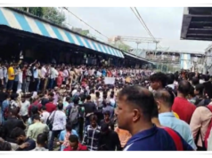 बदलापूर रेल्वे स्थानकावर स्थानिकांची रेल्वे रुळांवर आंदोलन, शाळेत दोन मुलींवर लैंगिक अत्याचाराच्या घटनेचा निषेध.