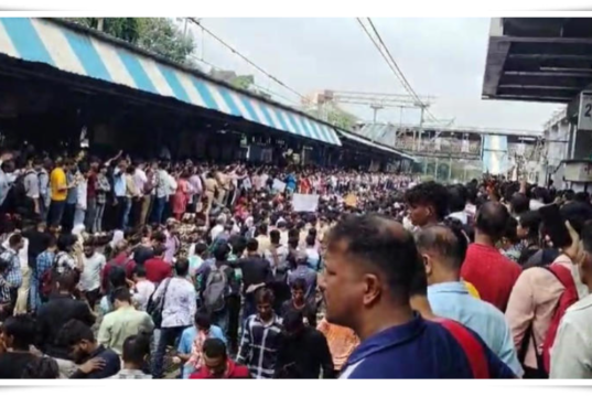 बदलापूर रेल्वे स्थानकावर स्थानिकांची रेल्वे रुळांवर आंदोलन, शाळेत दोन मुलींवर लैंगिक अत्याचाराच्या घटनेचा निषेध.