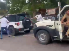 मुंबईत जितेंद्र आव्हाड यांच्या वाहनावर लाठ्यांनी हल्ला, संभाजी राजेंवरील वक्तव्यामुळे स्वराज पक्षाच्या कार्यकर्त्यांचा हल्ला