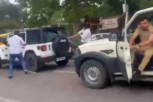 मुंबईत जितेंद्र आव्हाड यांच्या वाहनावर लाठ्यांनी हल्ला, संभाजी राजेंवरील वक्तव्यामुळे स्वराज पक्षाच्या कार्यकर्त्यांचा हल्ला