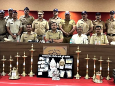 पुणे ग्रामीण पोलिसांनी मंदिर चोराला अटक करून ४ लाख रुपयांचे चोरीचे मालमत्ता जप्त केली.