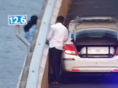 अटल सेतूवर थरारक घटना: महिलेने उडी मारून आत्महत्येचा प्रयत्न, वाहतूक पोलिसांच्या वेळीच केलेल्या कृतीने जीव वाचला