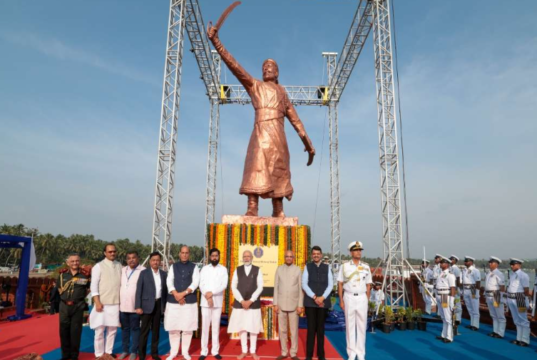 ३५-फूटांचा छत्रपती शिवाजी महाराजांचा पुतळा सिंधुदुर्गात कोसळला.