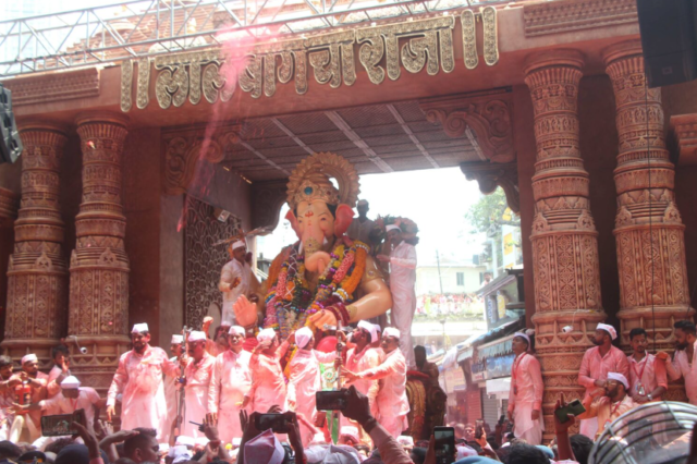 लालबागचा राजा विसर्जन: २५ तासांच्या प्रवासानंतर गिरगाव चौपाटीवर मोठ्या भावनांनी लालबागच्या राजाला निरोप.