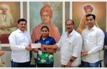 आशियाई बेंच प्रेस स्पर्धेत सुवर्णपदक जिंकलेल्या सेजल मोईकरचा सन्मान; इंद्रायणी विद्या मंदिर संस्थेकडून ५१ हजारांचा धनादेश प्रदान.