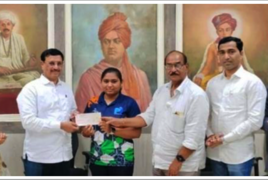 आशियाई बेंच प्रेस स्पर्धेत सुवर्णपदक जिंकलेल्या सेजल मोईकरचा सन्मान; इंद्रायणी विद्या मंदिर संस्थेकडून ५१ हजारांचा धनादेश प्रदान.