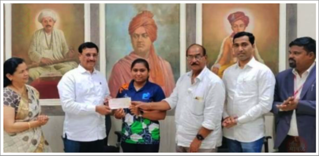 आशियाई बेंच प्रेस स्पर्धेत सुवर्णपदक जिंकलेल्या सेजल मोईकरचा सन्मान; इंद्रायणी विद्या मंदिर संस्थेकडून ५१ हजारांचा धनादेश प्रदान.