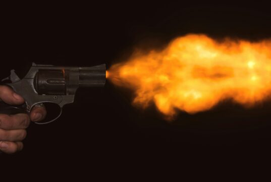 कोंढव्यात गोळीबाराची घटना; बिल्डिंग मटेरियल पुरवठादार गंभीर जखमी, तीन आरोपी अटकेत.