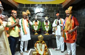 वाघेश्वर महाराजांच्या कृपेने महेश लांडगे यांचा प्रचार जोशात सुरू, ‘भोसरी माझी आई, चारहोळी मावशी’ म्हणत विजयाची नांदी