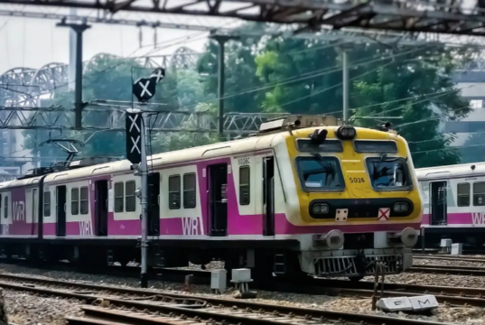 मुंबई लोकल ट्रेन सेवा विस्कळीत: पायाभूत सुधारणा कामांमुळे मध्य आणि पश्चिम मार्गांवर विलंब