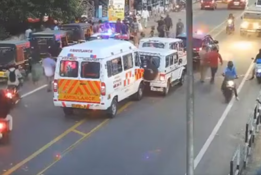 केरळचे मुख्यमंत्री पिनराई विजयन यांच्या ताफ्याचा भीषण अपघात; स्कूटर चालवणाऱ्याला वाचवताना सहा गाड्यांची टक्कर.