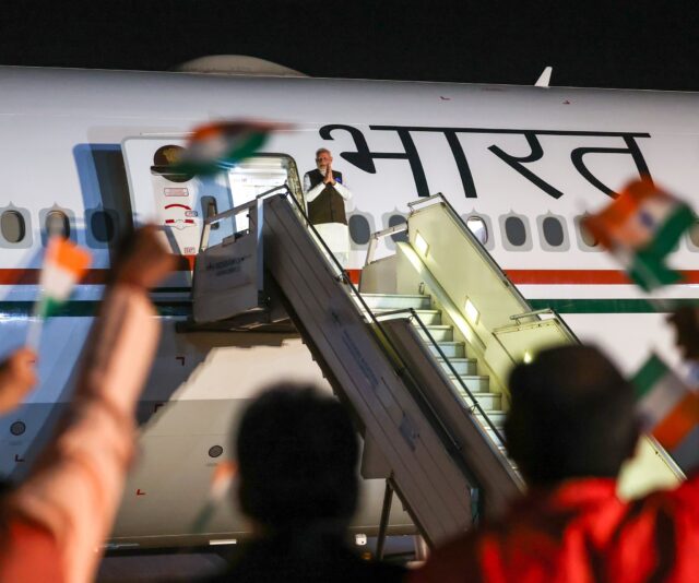 पंतप्रधान नरेंद्र मोदींची नायजेरियाला ऐतिहासिक भेट; तीन देशांच्या दौऱ्याची सुरुवात.